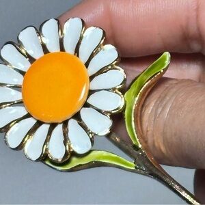 Daisy Floral Enamel Brooch in Yellow and White 5423 B